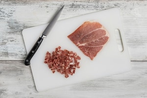 Preparazione Linguine con pomodori gialli e prosciutto crudo - Fase 2