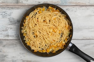 Preparazione Linguine con pomodori gialli e prosciutto crudo - Fase 2