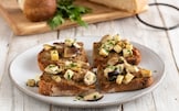 Crostoni con salsiccia, stracchino e porcini