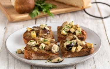 Crostoni con salsiccia, stracchino e porcini