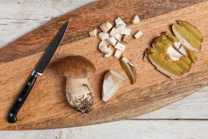 Preparazione Crostoni con salsiccia, stracchino e porcini - Fase 1