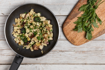 Preparazione Crostoni con salsiccia, stracchino e porcini - Fase 1 Preparazione Crostoni con salsiccia, stracchino e porcini - Fase 1