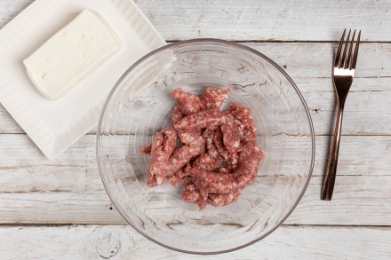 Preparazione Crostoni con salsiccia, stracchino e porcini - Fase 2 Preparazione Crostoni con salsiccia, stracchino e porcini - Fase 2