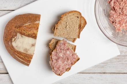 Preparazione Crostoni con salsiccia, stracchino e porcini - Fase 2 Preparazione Crostoni con salsiccia, stracchino e porcini - Fase 2