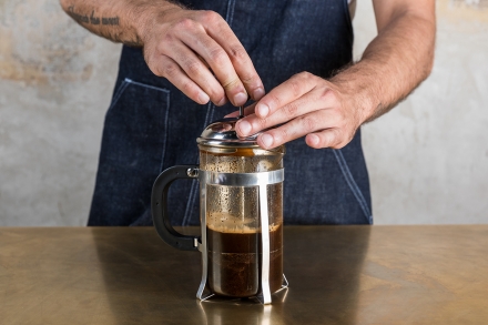 Preparazione Irish coffee - Fase 1 Preparazione Irish coffee - Fase 1