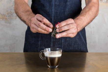 Preparazione Irish coffee - Fase 5 Preparazione Irish coffee - Fase 5