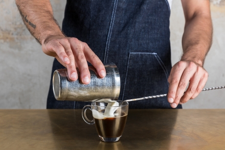 Preparazione Irish coffee - Fase 4 Preparazione Irish coffee - Fase 4