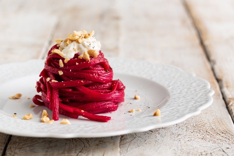 Linguine alla barbabietola, stracciatella e nocciole ricetta