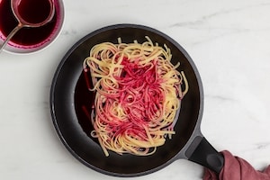 Preparazione Linguine alla barbabietola, stracciatella e nocciole - Fase 2