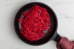 Preparazione Linguine alla barbabietola, stracciatella e nocciole - Fase 2