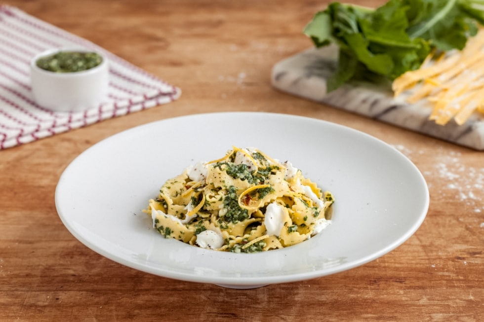 Mafaldine al pesto di cime di rapa, stracciatella di burrata e acciughe ricetta