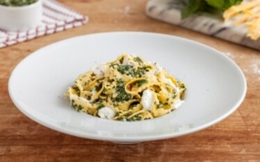 Mafaldine al pesto di cime di rapa, stracciatella di burrata e acciughe