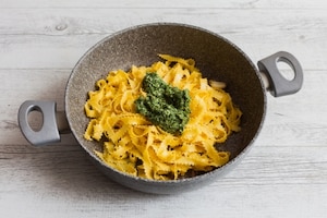 Preparazione Mafaldine al pesto di cime di rapa, stracciatella di burrata e acciughe - Fase 5