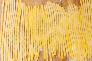 Preparazione Mafaldine al pesto di cime di rapa, stracciatella di burrata e acciughe - Fase 3