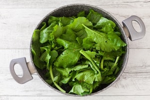 Preparazione Mafaldine al pesto di cime di rapa, stracciatella di burrata e acciughe - Fase 3