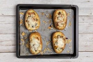 Preparazione Patate ripiene di verdure e formaggio - Fase 4