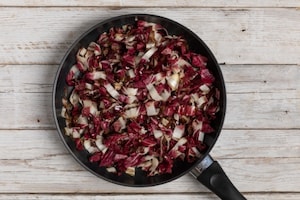 Preparazione Straccetti di pollo al radicchio e noci - Fase 3