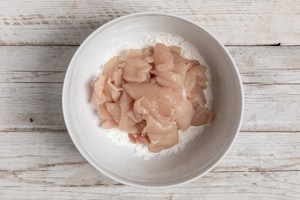 Preparazione Straccetti di pollo al radicchio e noci - Fase 2