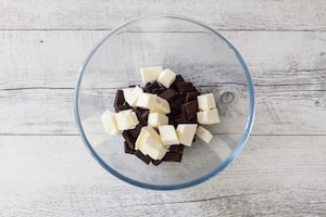 Preparazione Brownies cioccolato e yogurt alla fragola - Fase 1