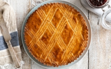 Crostata ripiena alla confettura di aronia, ribes nero e lampone