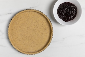 Preparazione Crostata ripiena alla confettura di aronia, ribes nero e lampone - Fase 3