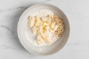 Preparazione Crumble di mele, noci pecan e miele alla vaniglia - Fase 1