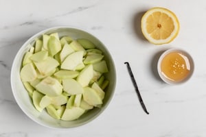 Preparazione Crumble di mele, noci pecan e miele alla vaniglia - Fase 2