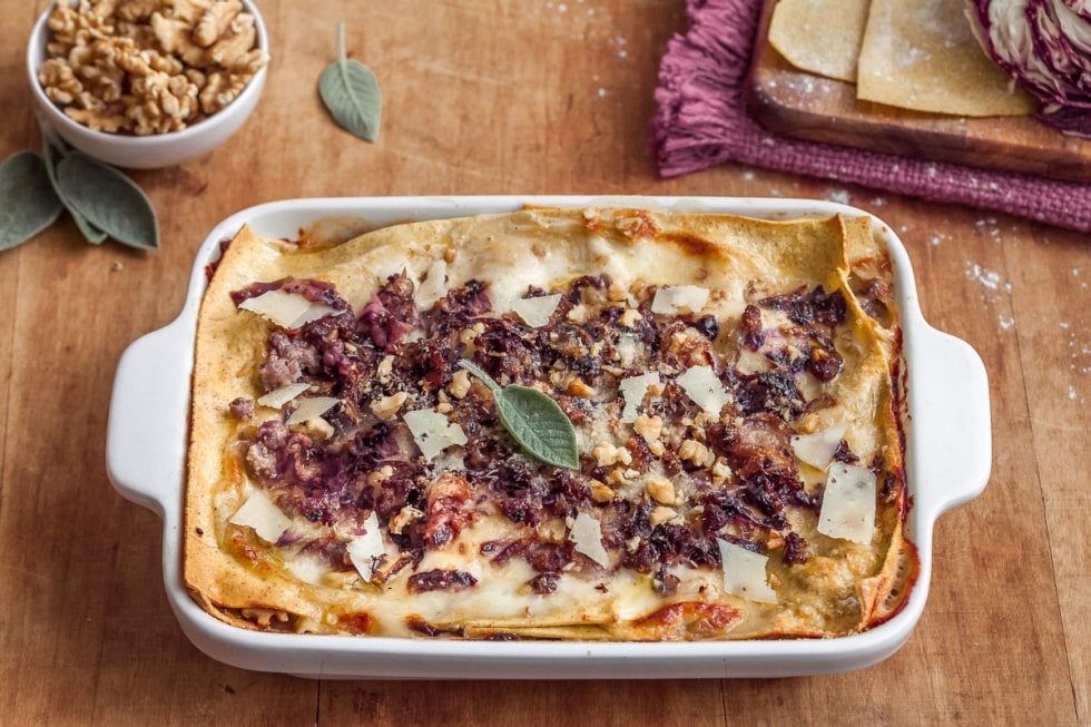 Lasagne rustiche al radicchio e salsiccia  ricetta