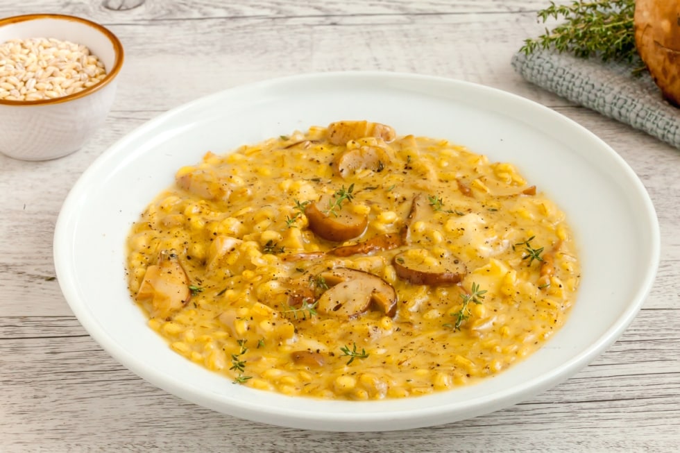 Orzotto funghi, formaggio e zafferano  ricetta