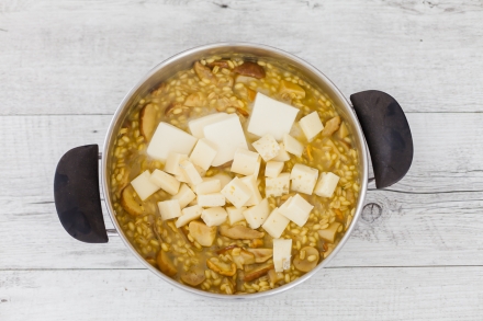 Preparazione Orzotto funghi, formaggio e zafferano  - Fase 4 Preparazione Orzotto funghi, formaggio e zafferano  - Fase 4