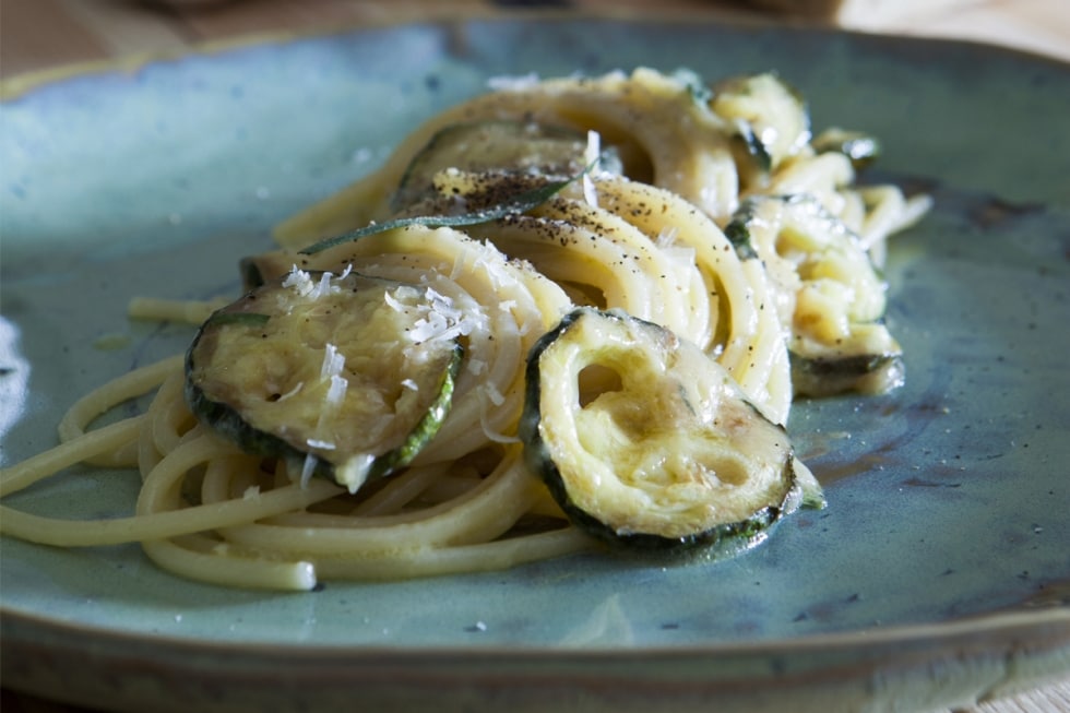 Spaghettoni con zucchine, peperoncino e dragoncello ricetta