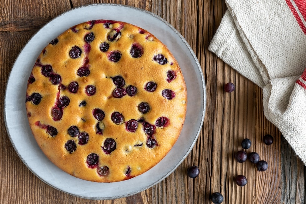 Torta morbida all'uva fragola ricetta