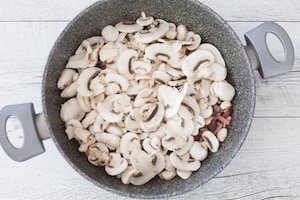 Preparazione Torta salata funghi, speck e mozzarella  - Fase 1