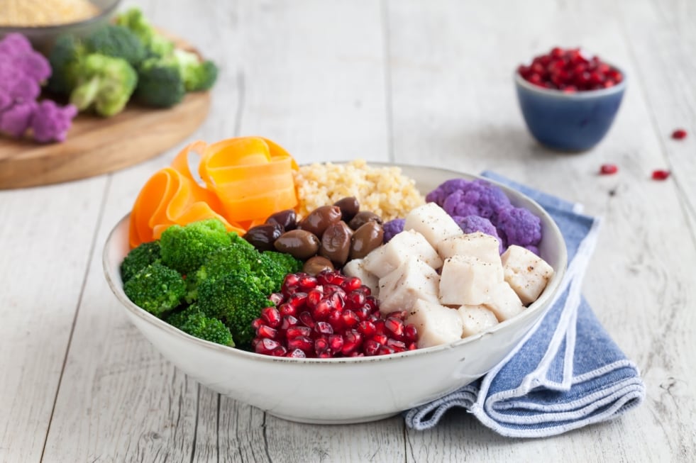 Bowl con merluzzo, cavolo viola, bulgur, broccoli, olive taggiasche, carote e melagrana  ricetta