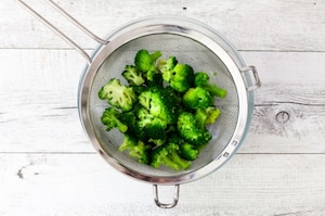 Preparazione Bowl con merluzzo, cavolo viola, bulgur, broccoli, olive taggiasche, carote e melagrana  - Fase 1