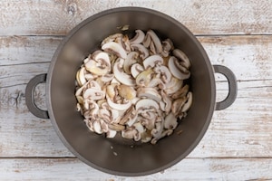 Preparazione Brodo di funghi champignon - Fase 2