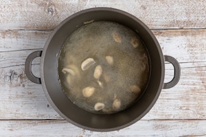 Preparazione Brodo di funghi champignon - Fase 2