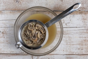 Preparazione Brodo di funghi champignon - Fase 3