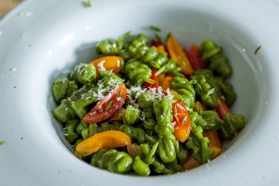 Gnocchetti verdi di semola con pomodorini gialli e rossi ricetta