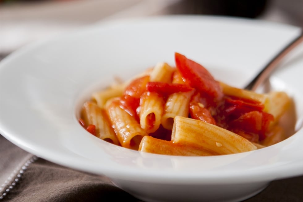 Maccheroni stufati al pomodoro ricetta