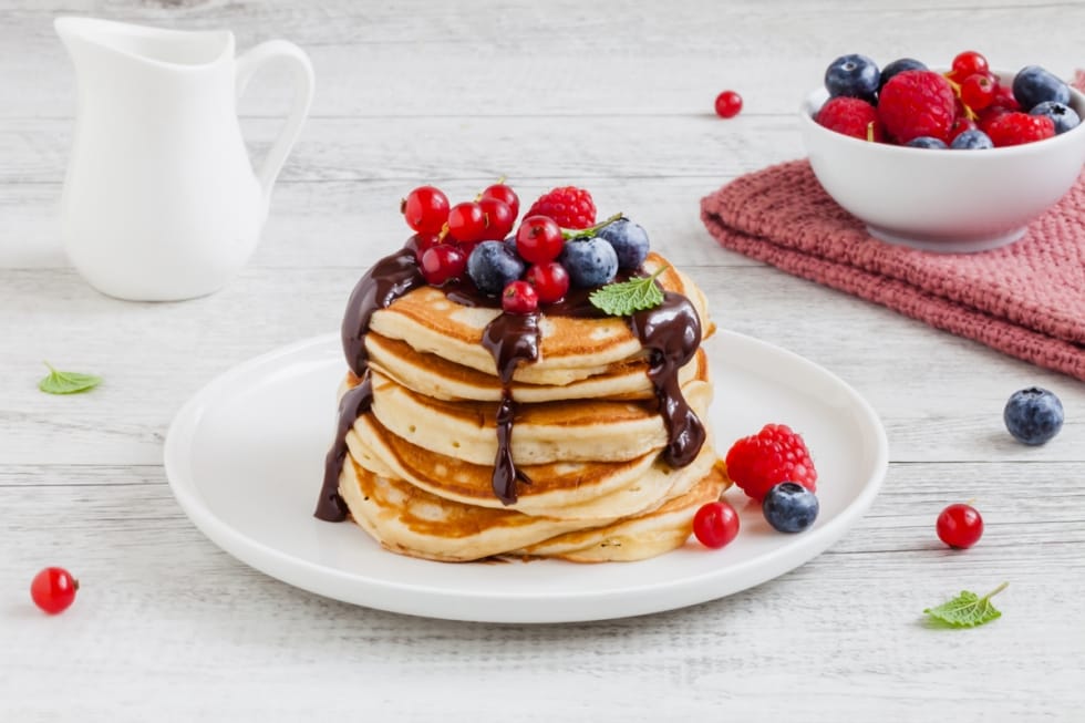 Pancake con skyr alla fragola e cioccolato  ricetta