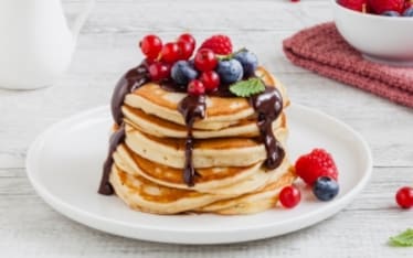 Pancake con skyr alla fragola e cioccolato 