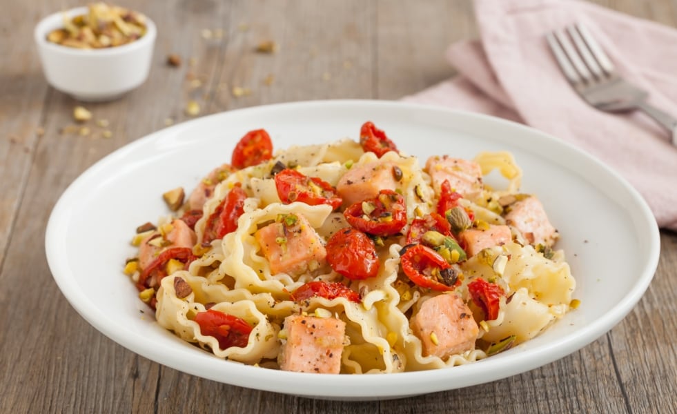 Reginette con salmone, pomodori secchi e pistacchi  ricetta