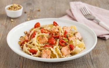 Reginette con salmone, pomodori secchi e pistacchi 