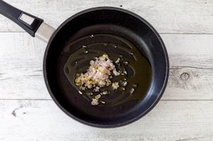 Preparazione Reginette con salmone, pomodori secchi e pistacchi  - Fase 1
