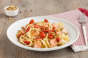Preparazione Reginette con salmone, pomodori secchi e pistacchi  - Fase 3