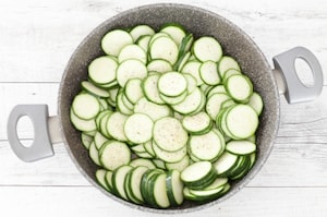 Preparazione Torta salata al salmone e zucchine - Fase 1