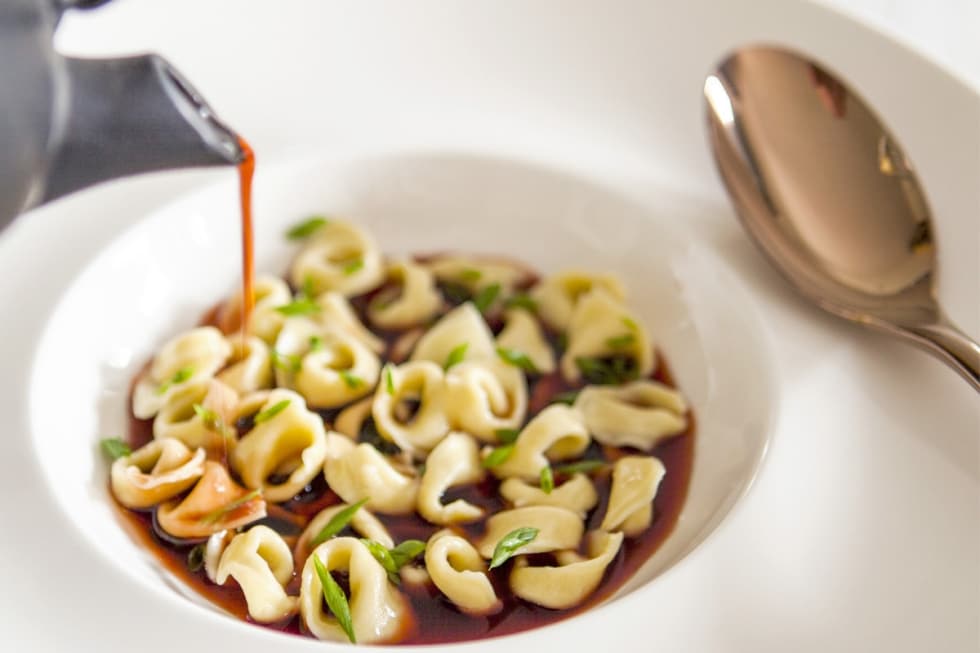 Tortellini bugiardi in brodo di bucce ricetta