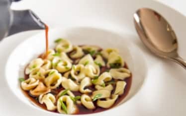 Tortellini bugiardi in brodo di bucce