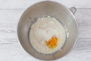 Preparazione Treccia di brioche salata farcita di salame, formaggio e noci  - Fase 1